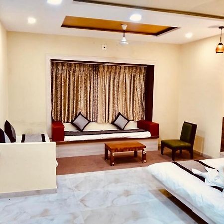 Royal Club & Resort Ahmedabad Exteriör bild