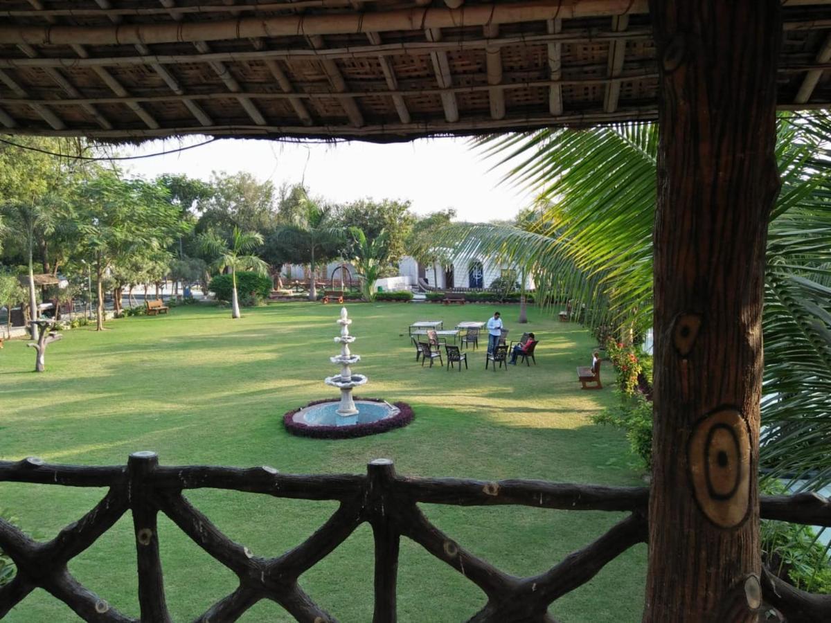 Royal Club & Resort Ahmedabad Exteriör bild