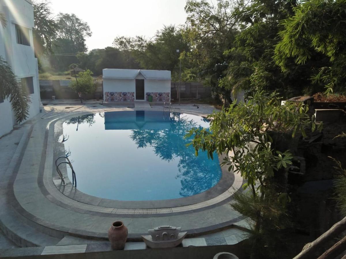 Royal Club & Resort Ahmedabad Exteriör bild